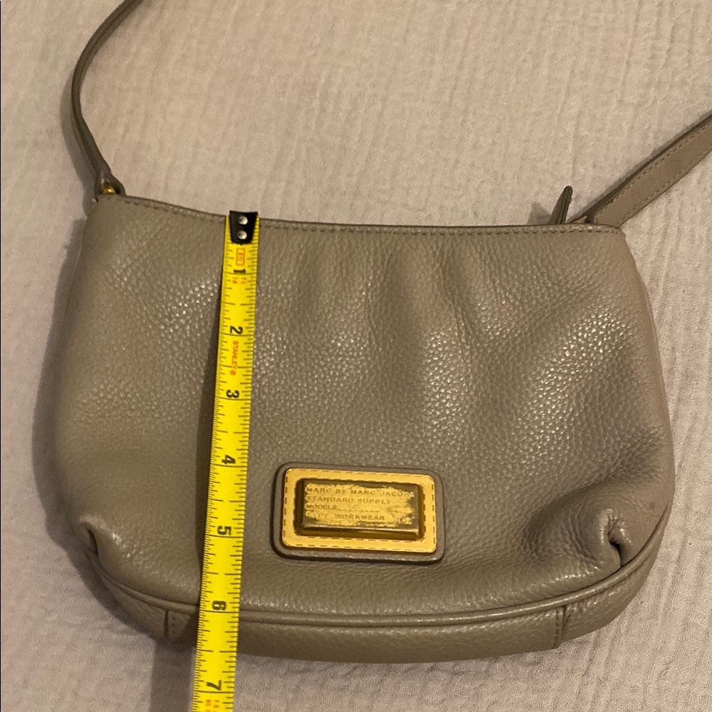 Marc By Marc Jacobs Elegant Taupe Leather Shoulder Bag - Picture 3 of 8